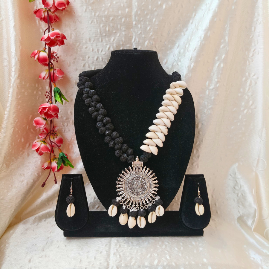 Black Cotton Beads Nacklace